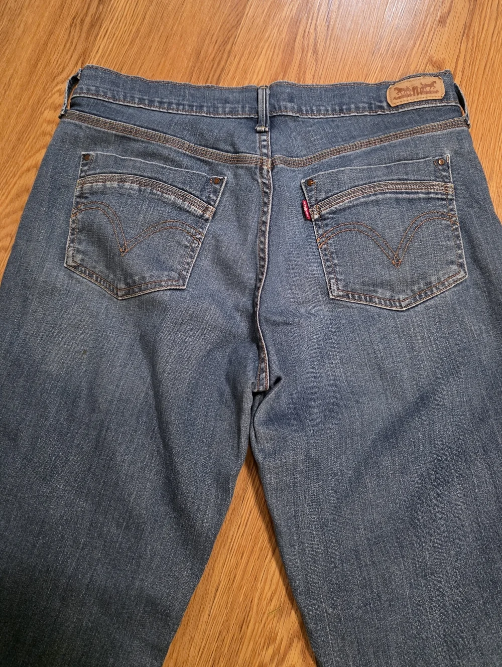 Levi's Capris Denim Jeans Women's Blue Cuffed Logo Size 6 - Picture 4 of 12